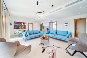ExámbelaSigma Residences的客厅配有蓝色的沙发和桌子