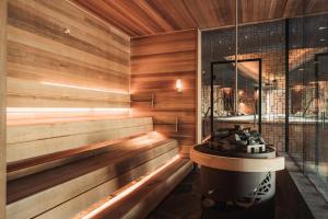 南泰利耶Ad Astra by Elite - Hotel, Spa & Resort的一间带木镶板和浴缸的桑拿浴室