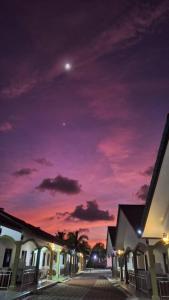珍南海滩The Nutshell Chalet Langkawi的享有紫色天空街道的夜景