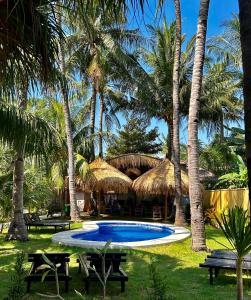 吉利阿尔Gili Land的一个带游泳池和棕榈树的度假村