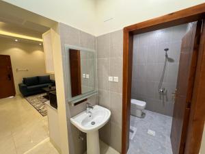 艾卜哈مساكن الراحة的一间带水槽和卫生间的浴室