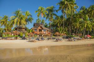 额布里佑玛樱桃旅舍的一个带椅子和棕榈树的海滩和一个度假胜地