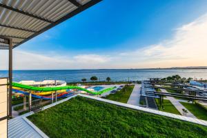 圣弗拉斯Voya Beach Resort - Ultra All Inclusive的享有水边游乐场的景色