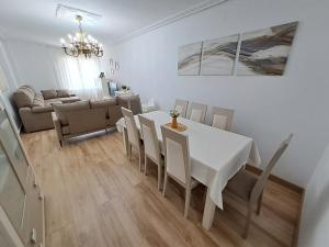 萨龙Apartamento de 120m2 al lado de Cabarceno的一间配备有白色桌椅的用餐室