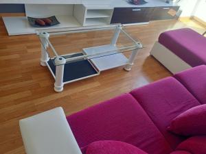比韦罗MARINA SOL VIVEIRO的享有带紫色沙发的客厅的顶部景色