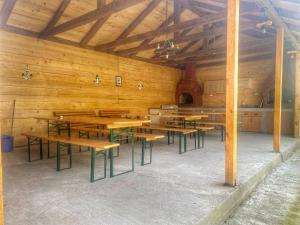 科尔布Raven Comstar的用餐室设有木墙和木桌