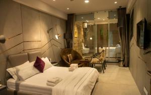 苏拉特HOTEL WELCOME的一间酒店客房 - 带一张床和一间浴室