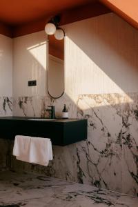维也纳WELTWIEN Luxury Art Apartments的一间带水槽和镜子的浴室
