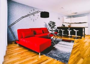 维也纳Best Place Apartments Vienna的客厅配有红色的沙发和桌子