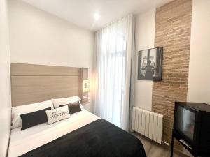 巴塞罗那Front Arc的一间卧室配有一张床和一台电视