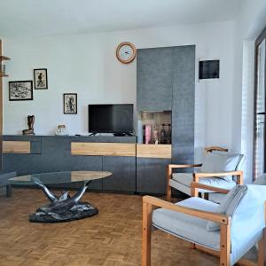 巴比诺波尔杰Guest House Tanja的客厅配有桌子和电视
