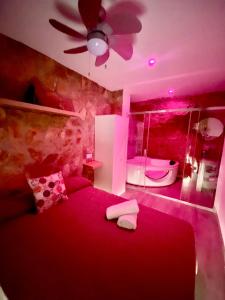 塞特尼尔Casita en el Tajo的一间卧室配有红色的床和吊扇