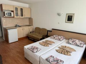 布尔加斯Complex Nev的酒店客房带两张床和厨房