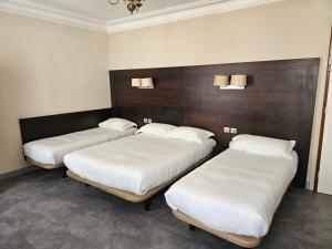 巴黎贝尔维尤和黄金战车酒店的一间房间里三张床的组合