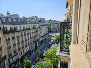 巴黎贝尔维尤和黄金战车酒店的阳台享有城市街道的景致。