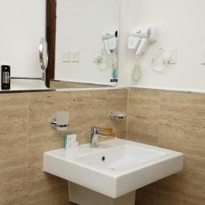 阿可贺巴Kara Hotel فندق كارا的浴室设有白色水槽和镜子