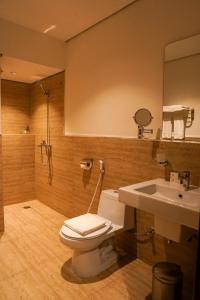 阿可贺巴Kara Hotel فندق كارا的一间带卫生间和水槽的浴室