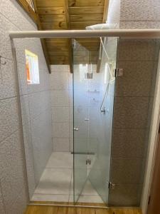 乌鲁比西Chalés Snow的浴室里设有玻璃门淋浴