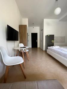 谢赫维蒂利Aparthotel Majak Shekvetili的卧室配有1张床、1张桌子和1把椅子