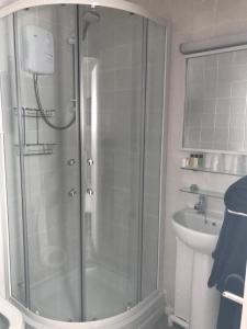 尚克林圣莱昂纳茨旅馆的浴室里设有玻璃门淋浴