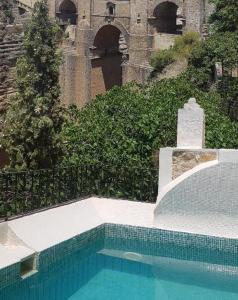 隆达蒙特利里欧酒店的一座游泳池,其建筑背景为: