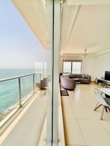 拉斯阿尔卡麦Luxurious 2 bedroom Beachfront Apartment - direct seaview的海景客厅