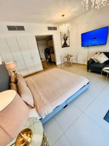 拉斯阿尔卡麦Luxurious Studio Pacific Al Marjan Island - beachfront property的一间大卧室,配有一张床和一张沙发
