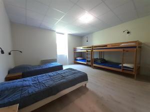 Gétigné鲁弗磨坊乡村假日公园的一间设有两张双层床的客房