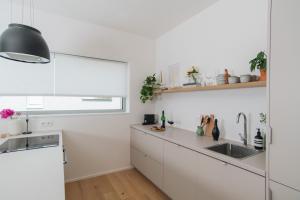 利托米什尔Apartments Marinka Litomyšl的厨房配有白色橱柜和水槽