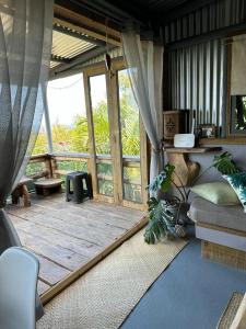 Rodrigues IslandLily Pad lodge的客房设有带窗户和沙发的卧室。