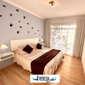科隆Venezia Aparts的卧室配有一张墙上鸟床