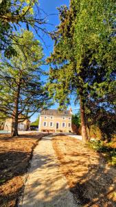 Épinac-les-MinesLa Villa 1848的前面有树木的大房子