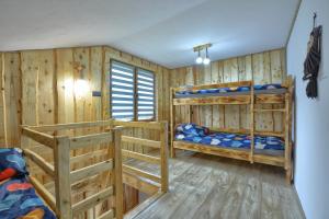 卢托维斯卡Noclegi u Kanara的木墙客房的两张双层床