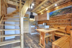 卢托维斯卡Noclegi u Kanara的小木屋厨房以及带梯子和桌子的用餐室