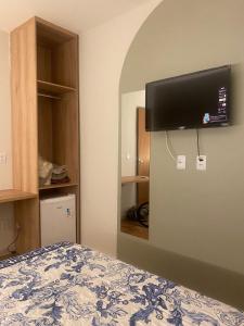 莫索罗卡萨布兰卡酒店的卧室配有一张壁挂式平面电视的床。