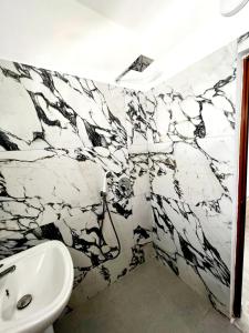 圣金Vila Manuel的浴室设有黑色和白色的大理石墙