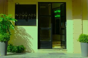 安曼Nomads Hotel的建筑门上标有标志的酒店