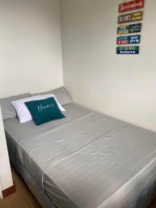 达沃市VERDON PARC CONDOMINIUM的床上有蓝色枕头