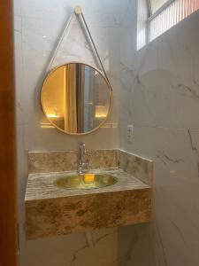 莫索罗卡萨布兰卡酒店的一间带水槽和镜子的浴室