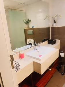 拉斯阿尔卡麦Beach Dream - a luxury 1 bedroom apartment with direct beach access的一间带水槽和大镜子的浴室
