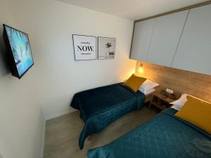洛瓦尼斯卡Mobile home Mare Blu的一间酒店客房,设有两张床和电视