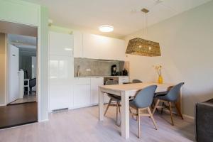 卡兰茨奥赫Beach Appartement 10 - Callantsoog的厨房以及带桌椅的用餐室。