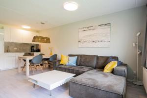 卡兰茨奥赫Beach Appartement 10 - Callantsoog的客厅配有沙发和桌子