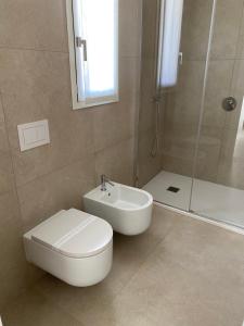 卡奥莱Petit Hotel的浴室配有卫生间、盥洗盆和淋浴。