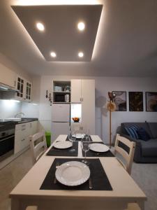 阿尔考斯布里Alcossebre RESIDENCIAL ALANDALUS 5002的厨房以及带桌椅的起居室。