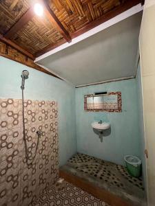 武吉拉旺Asim Paris Guesthouse的带淋浴和盥洗盆的浴室