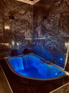 乌奇希萨尔Aysultan Stone House的石头墙房里的蓝色浴缸