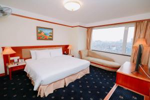河内A25 Luxury Hotel的酒店客房设有一张床和一个大窗户