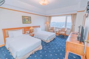 河内A25 Luxury Hotel的酒店客房设有两张床和电视。