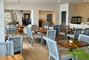柏斯海滩Beach View Hotel的用餐室配有木桌和椅子